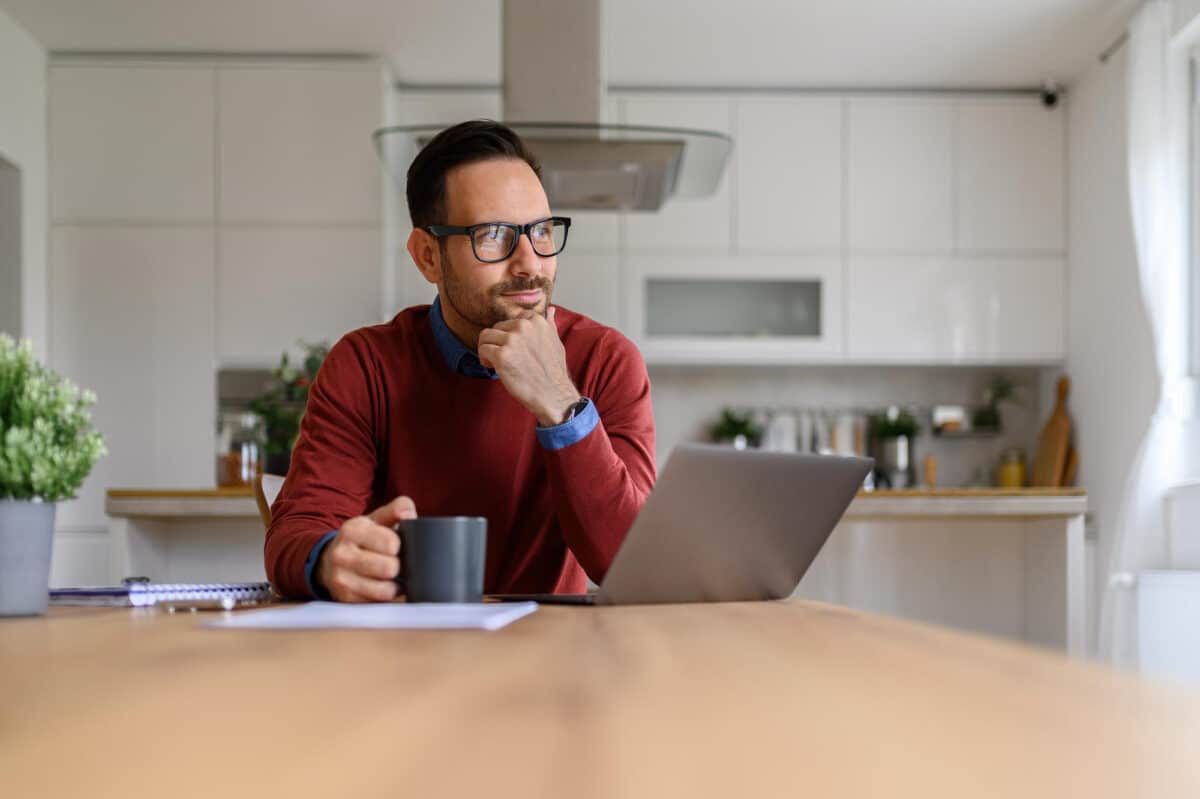 Trouver son coin travail dans la cuisine : le challenge de la concentration en plein cœur de la maison