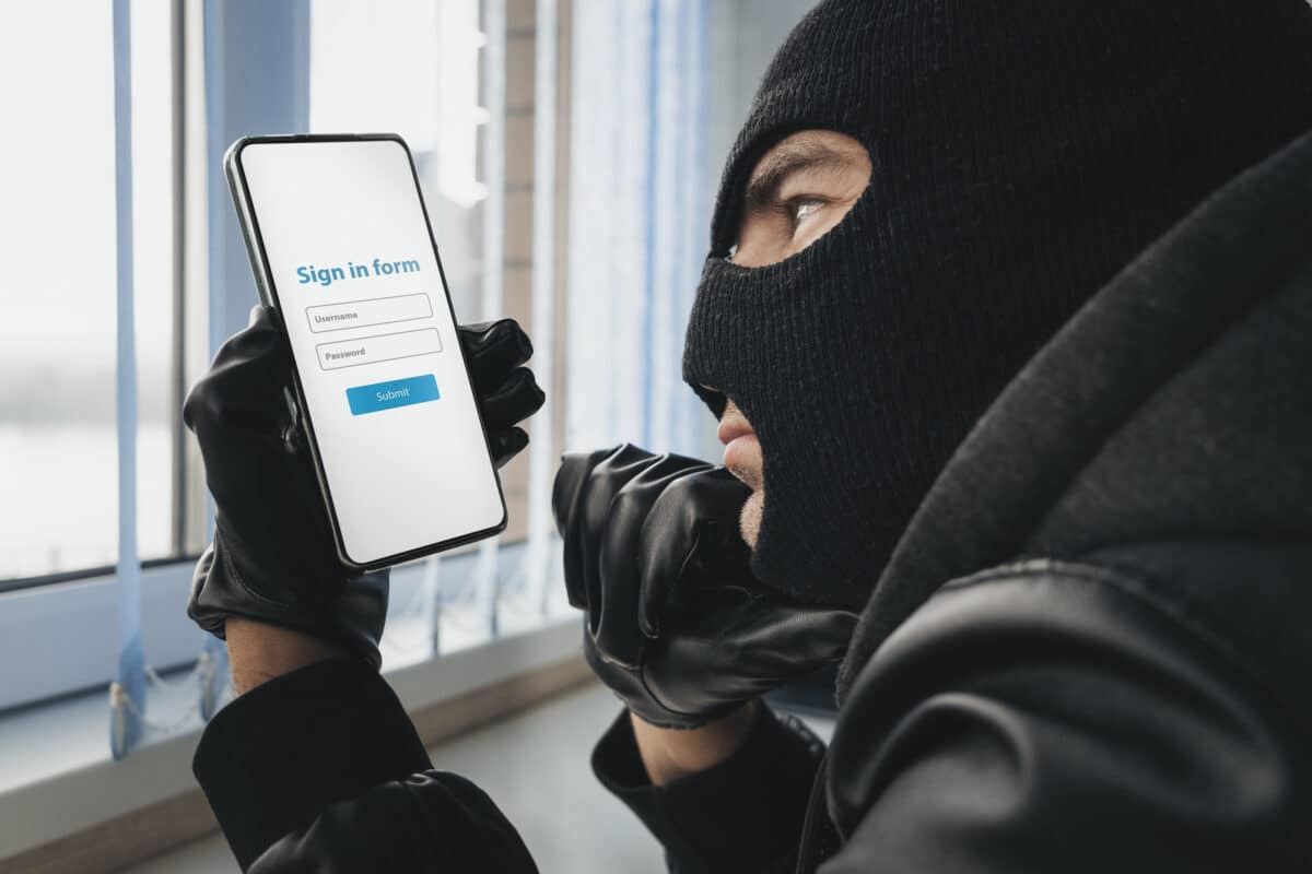 Malgré les avancées récentes en matière de piratage sur le terrain de l'automatisation, la plupart des exploitations de failles de sécurité restent imputables à des êtres humains.