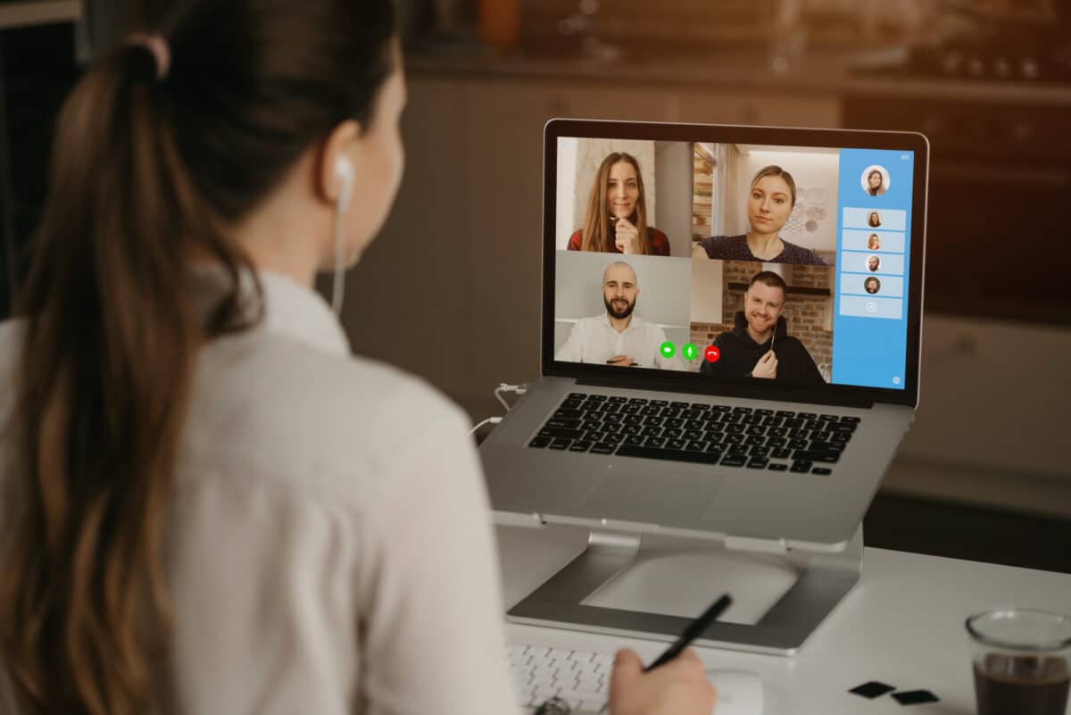 Quand le bureau est loin, la visio rapproche : un outil précieux pour maintenir le lien