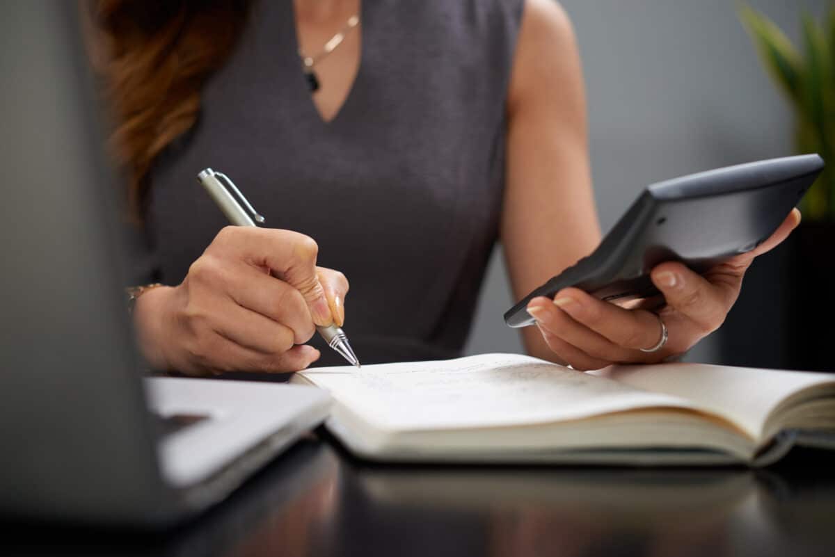En 2021, l'INSEE a constaté que le revenu salarial moyen des femmes dans le secteur privé français était inférieur de 24 % à celui des hommes. Cet écart a toutefois diminué par rapport à l'année 2000, où il était de 28 %​