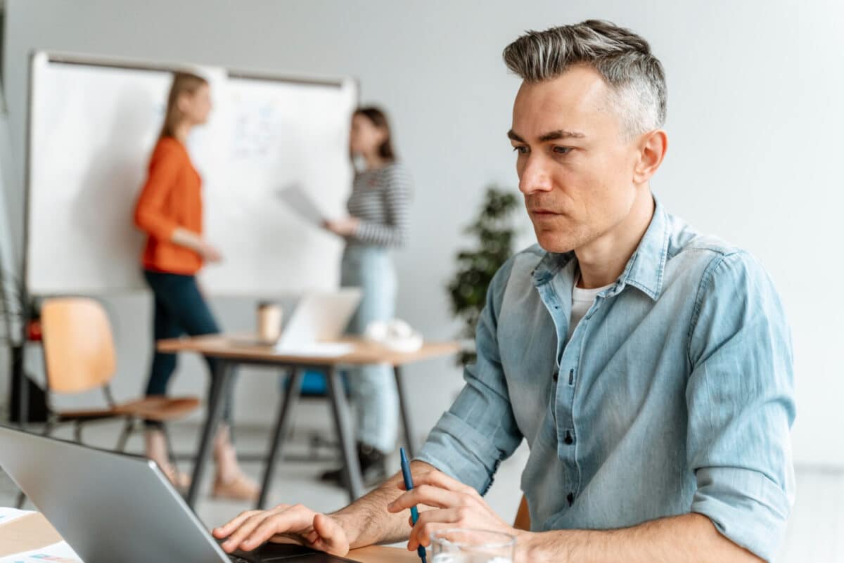 Formation rémunérée pour adultes : comment changer de carrière sans risque financier ?