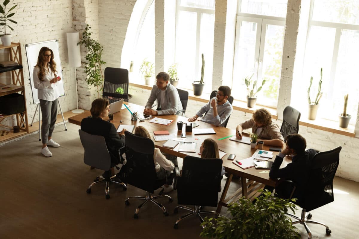 Identifier les pistes d'amélioration, puis former ou recruter en conséquence selon les compétences de chaque salarié : un processus complexe où l'IA a beaucoup à apporter !