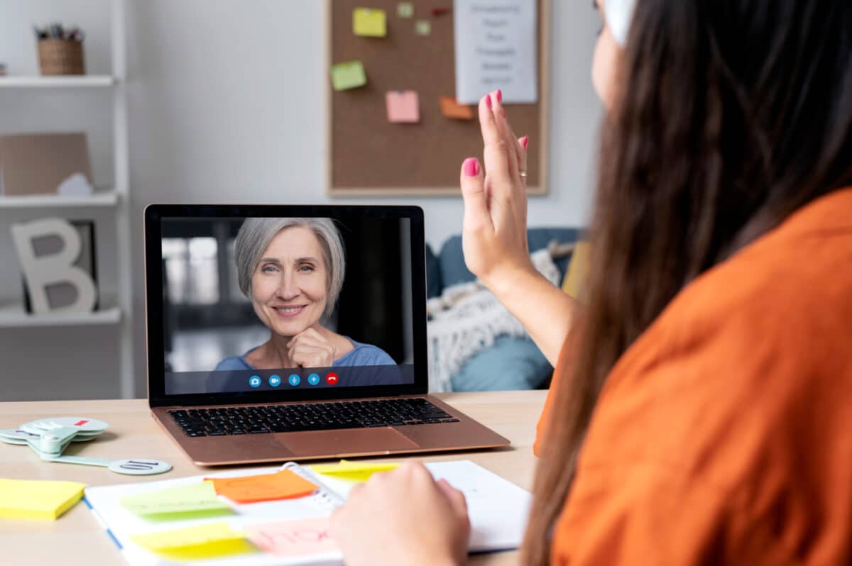 Digitaliser ne veut pas dire déshumaniser : des formateurs pertinents restent un atout de qualité pour une formation en ligne réussie
